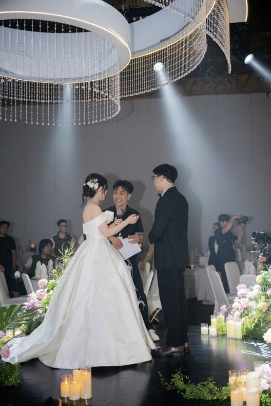 Cô dâu chú rể trao lời thề trên sân khấu