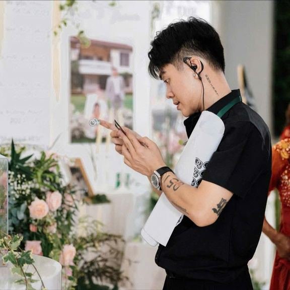 Bao Nguyen kiểm tra moodboard thiết kế tại hiện trường