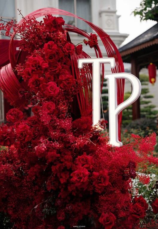 Chi tiết hoa hồng đỏ trang trí lễ đính hôn