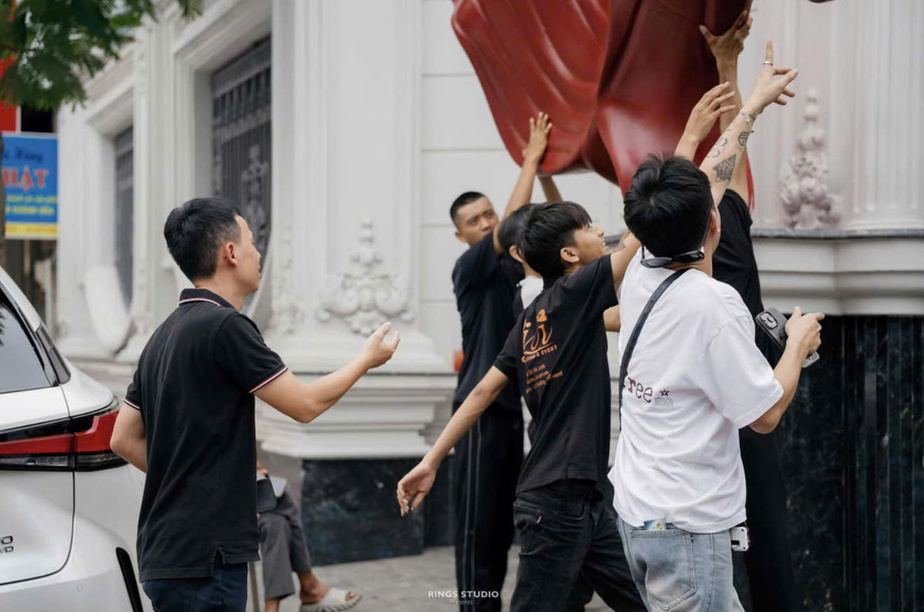 Trụ đèn lồng đỏ vàng trang trí lối vào