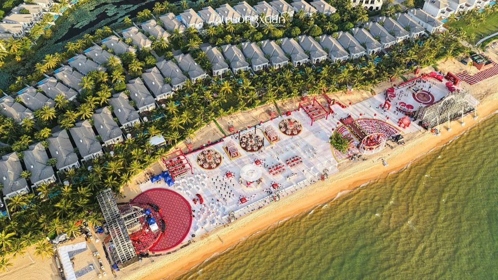 Bàn tiệc Welcome to the Ever After trang trí hoa đỏ cam