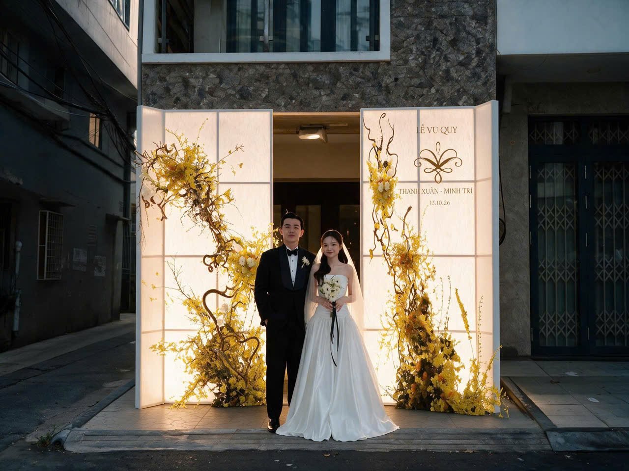 Góc nhìn khác của backdrop vu quy hoa vàng dưới ánh đèn ấm