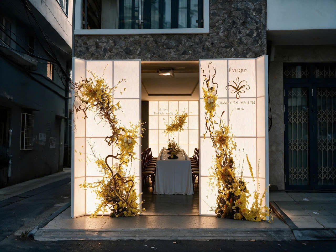 Không gian tiệc bên trong backdrop vu quy hoa vàng